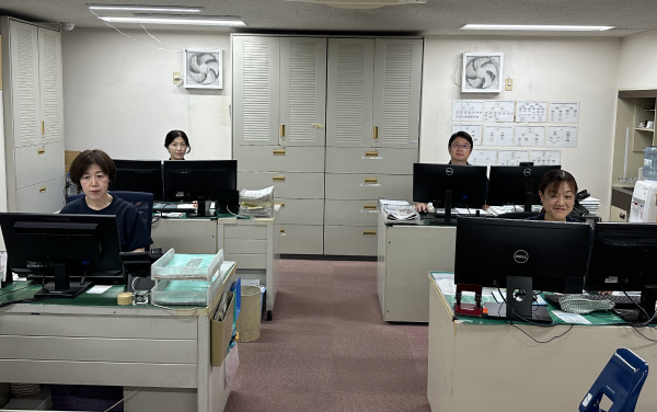 本社で働く人々 2