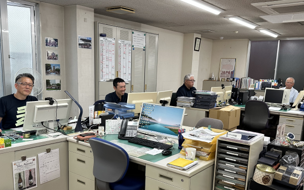 本社で働く人々 1